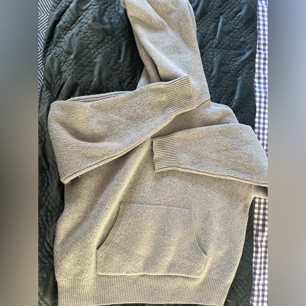 Aritzia wool knit hoodie size medium. Great condition and no itch